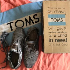 TOMS pewter sequins cordones